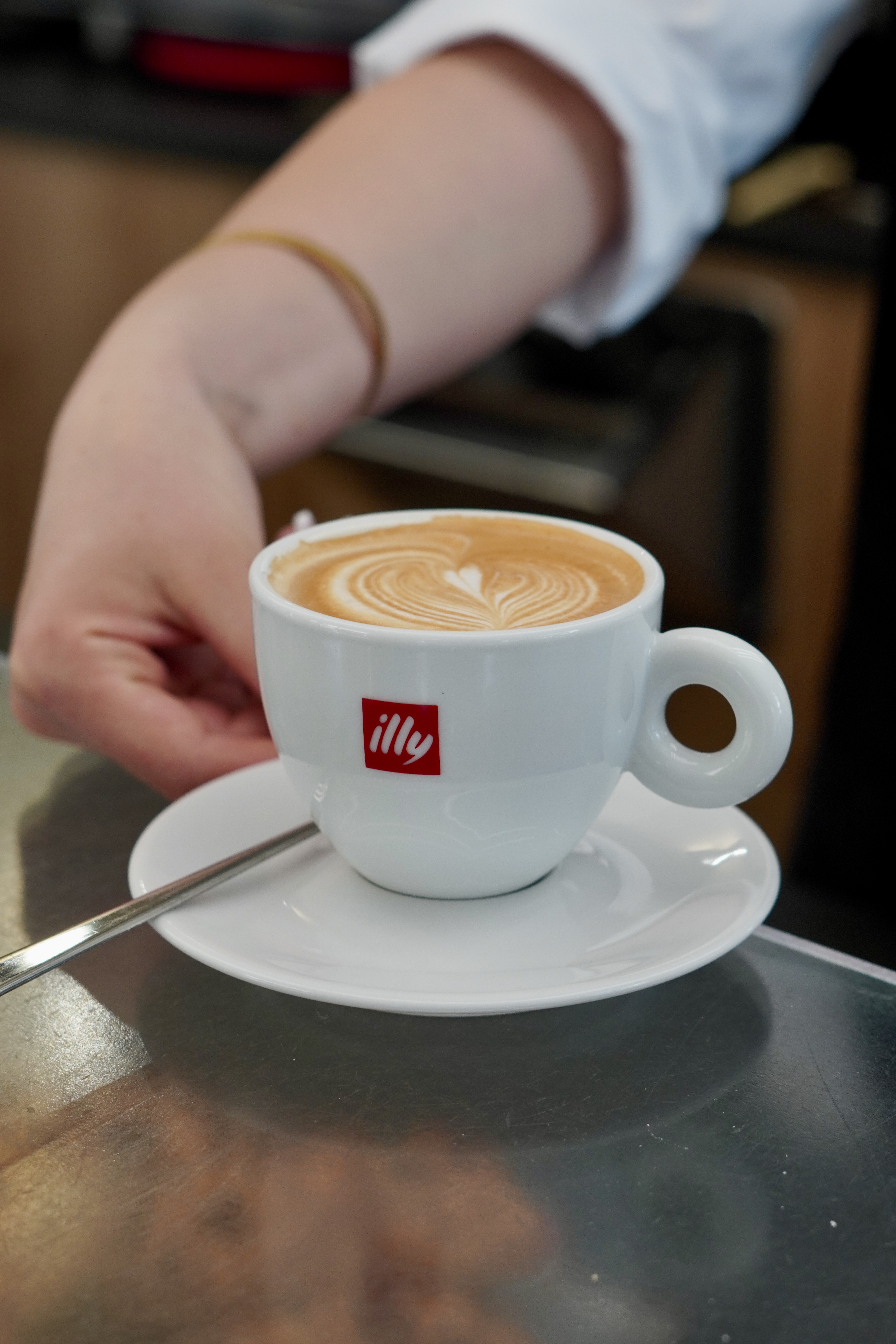 Cappuccino con latte art e brioche al Bar Torino